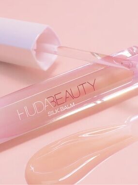 Huda Beauty Silk Balm Hydra-Plumping
Lip Balm in the shade ‘Blush’